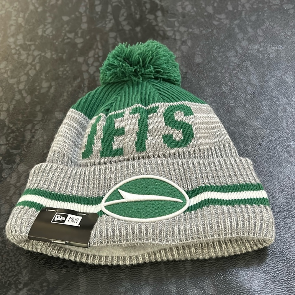 NFL JETS men’s cuffed knit hat with pom pom knit runner